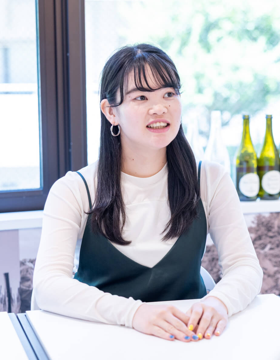 商品マーケティング部、営業販売部 小西 深夏子